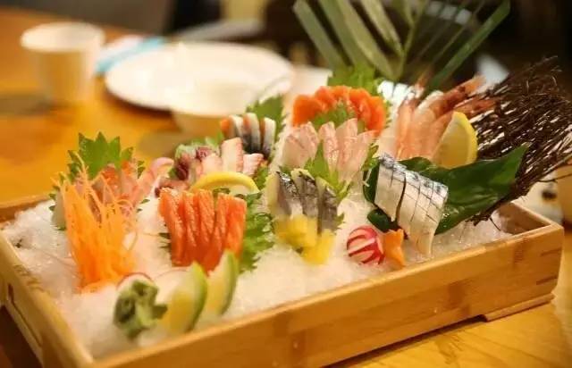 听着海浪声用餐,听着海浪吹着海风吃饭