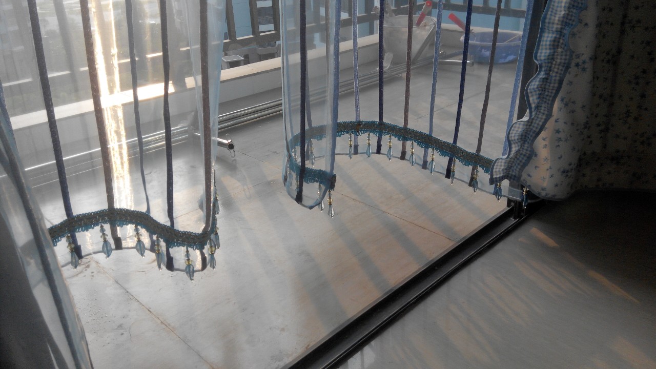 第一套房子花了很多心思，客厅很实在，朋友却说背景墙太花了