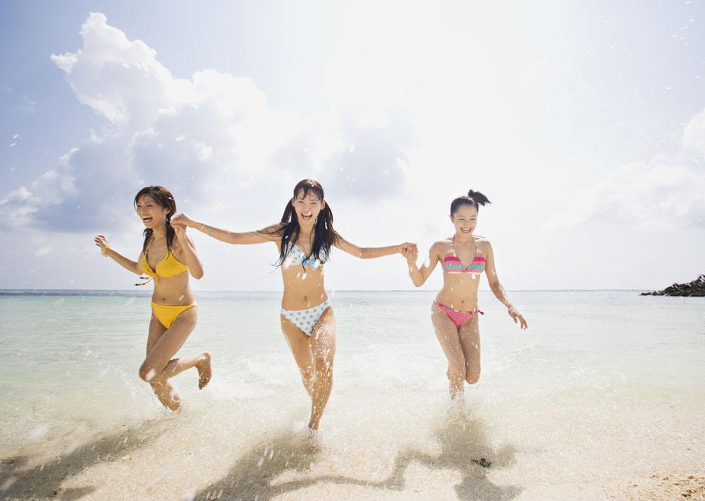 谢娜微博晒出海边美照，海水浴对身体有这么多好处，你知道吗？