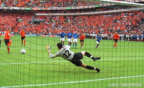 00年荷兰罚丢5个点球,罚点球时荷兰球员做了什么