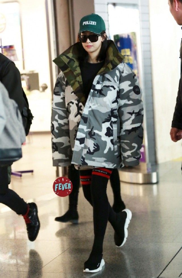 赵丽颖穿白色短款羽绒服,赵丽颖冬季穿羽绒服