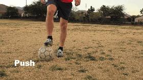 足球教学1v1防守,足球v字拉球视频教学