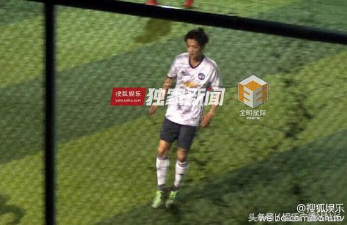 鹿晗打足球视频,鹿晗踢球被表扬的视频