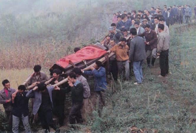 梦中看到别人抬棺材是什么意思,梦见自己抬死人是什么征兆