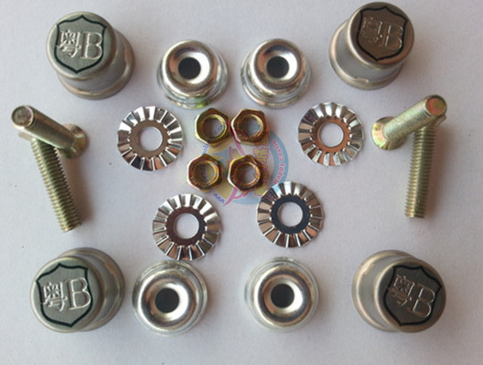 车牌照螺丝必须安四个吗,车牌只有两个孔位怎么装四个螺丝