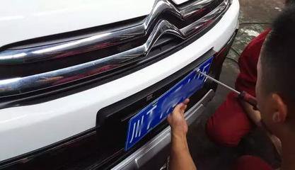 车牌照螺丝钉规定装几个,车牌只有两个孔位怎么装四个螺丝