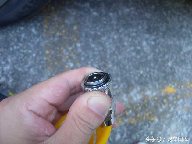 行车中轮胎突然爆胎,行车途中轮胎亏气怎么办