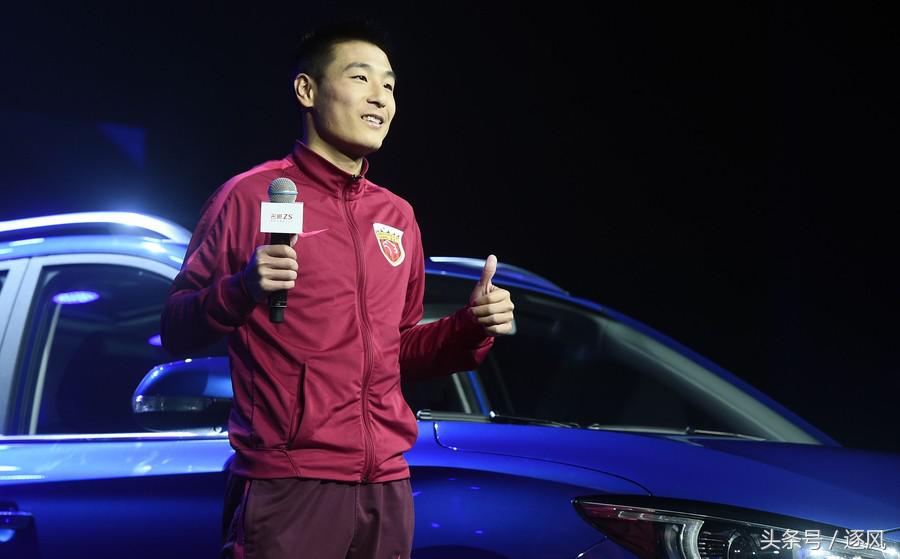 上海上港球员车模互动！武磊、奥斯卡显青涩！