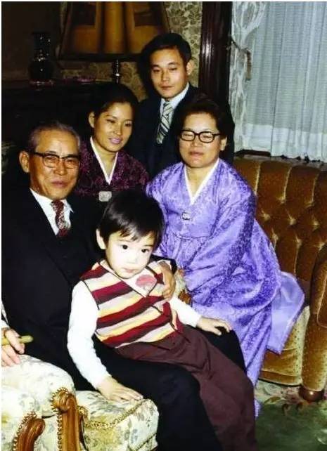 首富独子、前妻移情影星、被捕,三星“太子”李在镕人生堪比韩剧