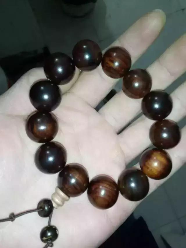 你这么丑就别戴南红了！