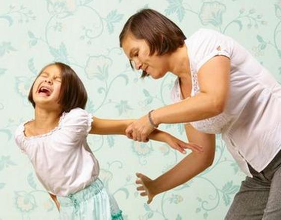 亲妈打孩子后果是怎样,亲妈打孩子后果