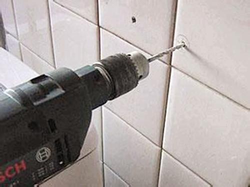 瓷砖上打孔老是打烂墙砖？老师傅说想在墙上钻孔你得这么做