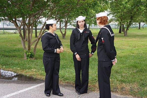 水兵穿上这套服装走在那里都备受瞩目，但为何裤子是女式的模样？