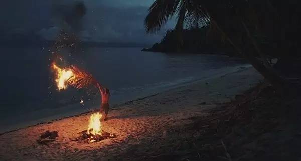 一个排球给他活下去的力量：《荒岛余生》未拆的包裹是什么