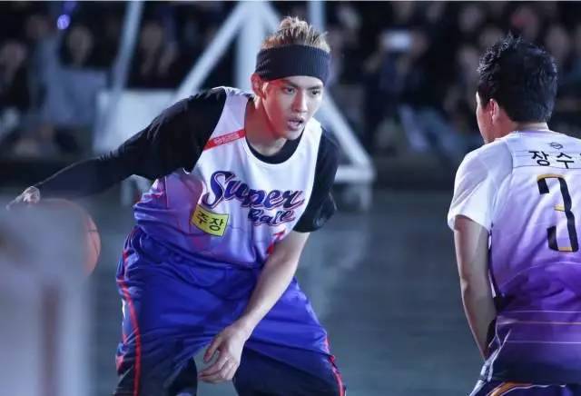 玩篮球和踢足球哪个累,打篮球比羽毛球累吗