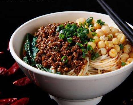 重庆生意火爆的苍蝇面馆子,解放碑附近的重庆小面馆