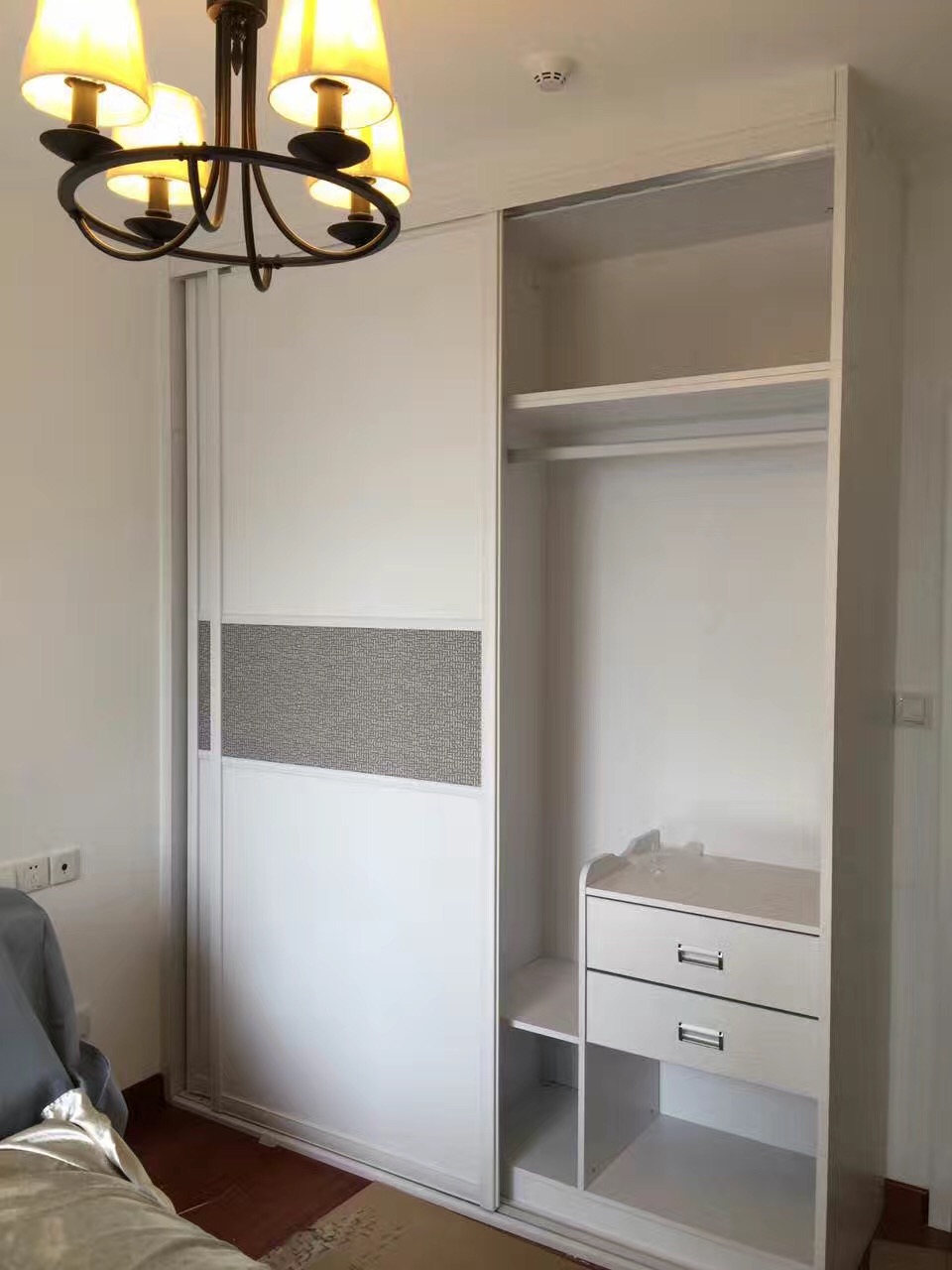 衣柜实图施工,衣柜工人安装视频