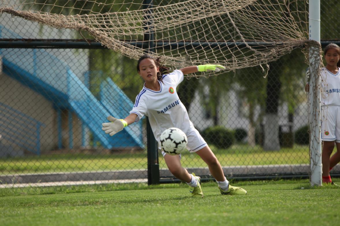 踢足球吧少年电影,足球吧少年逐梦绿茵