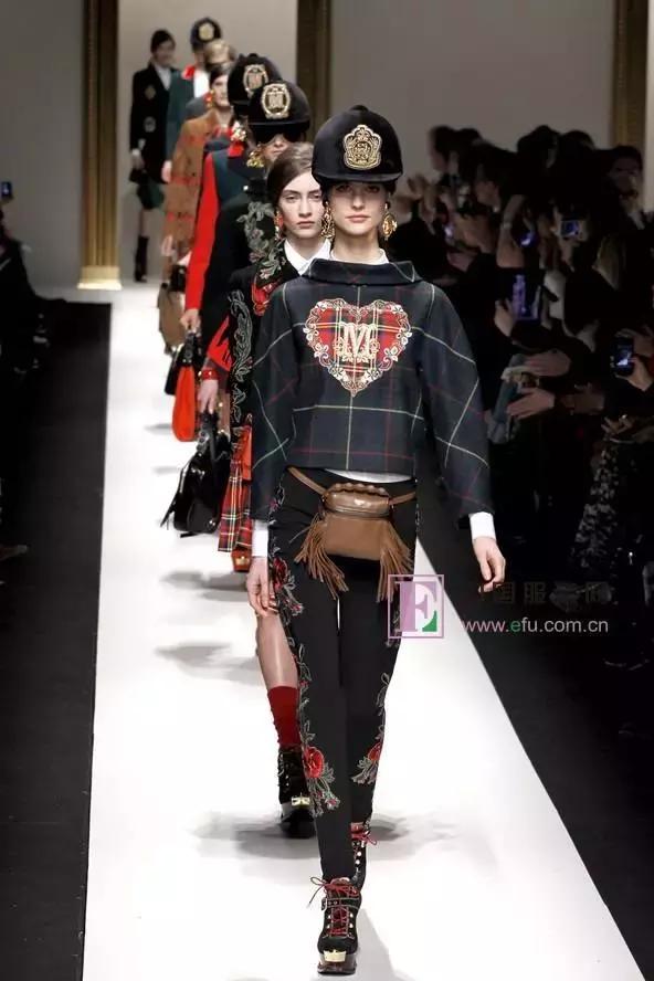 穿白衣服骑马回头,穿草原服装骑马