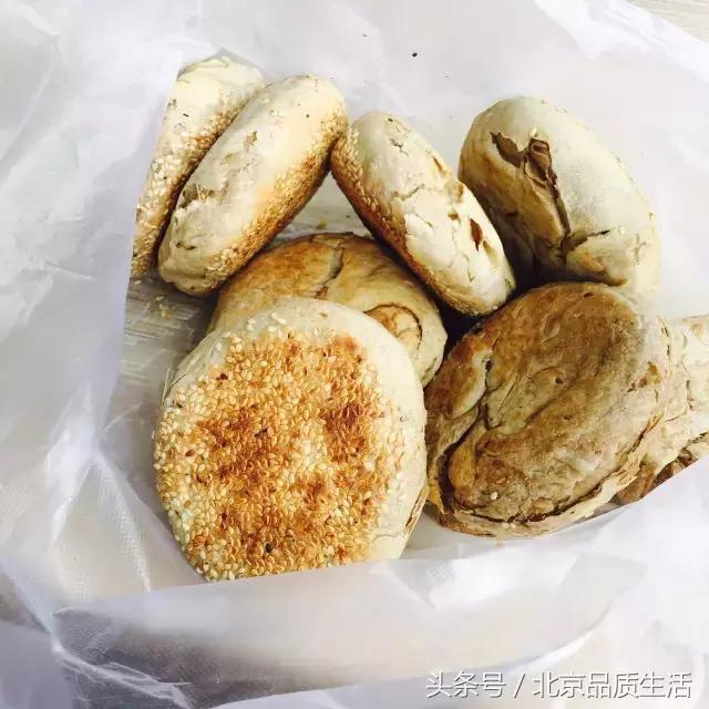 一天1万个都不够,这个北京爷们用40年创造了麻酱烧饼的传奇!