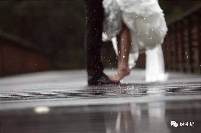 下雨婚纱照不能拍外景吗,苏州拍婚纱照下雨要不要改期