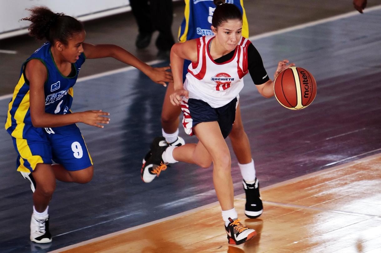 玩篮球和踢足球哪个累,打篮球比羽毛球累吗