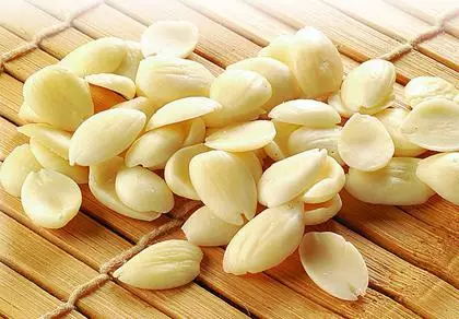 宝宝吞下了樱桃核,一岁宝宝吞了樱桃核怎么办