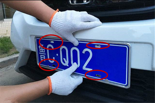 车牌只有2个孔用4个固封螺丝吗,车牌处只有两个螺丝孔