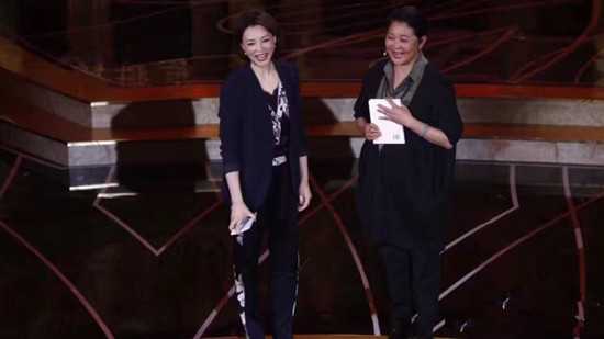 央视主持人董卿和倪萍的视频,两代央视一姐董卿倪萍同框