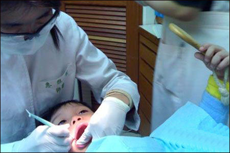 儿童牙齿发黑不配合怎么处理,如何缓解小孩对治疗牙齿的恐惧