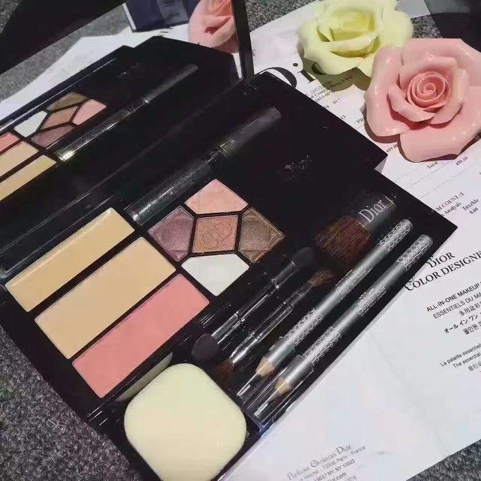 减轻包包重量，一个彩妆盘帮你搞定！