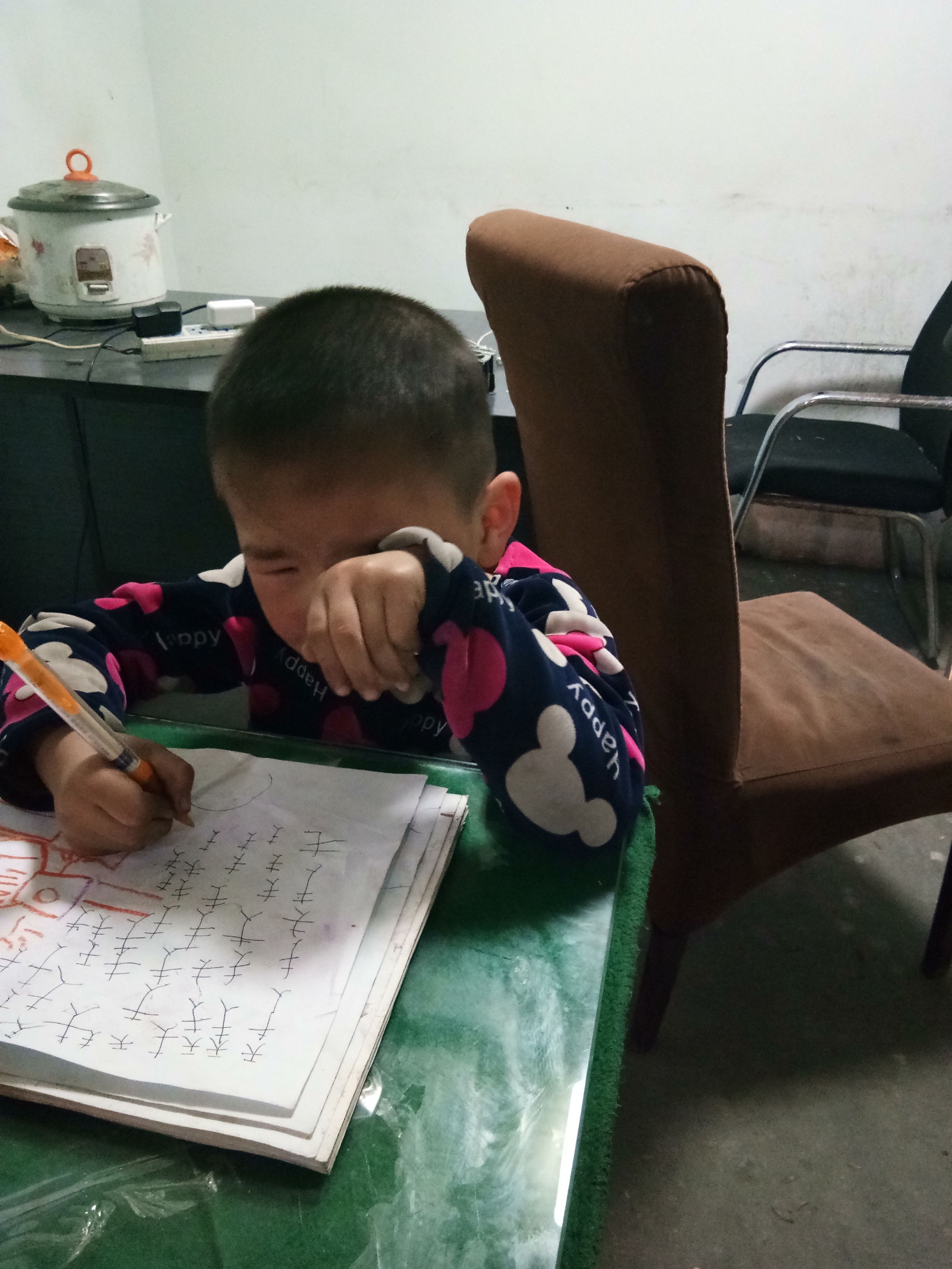 好心疼，六岁儿子每天上补习班到晚上十点，早上起来眼睛都是肿的