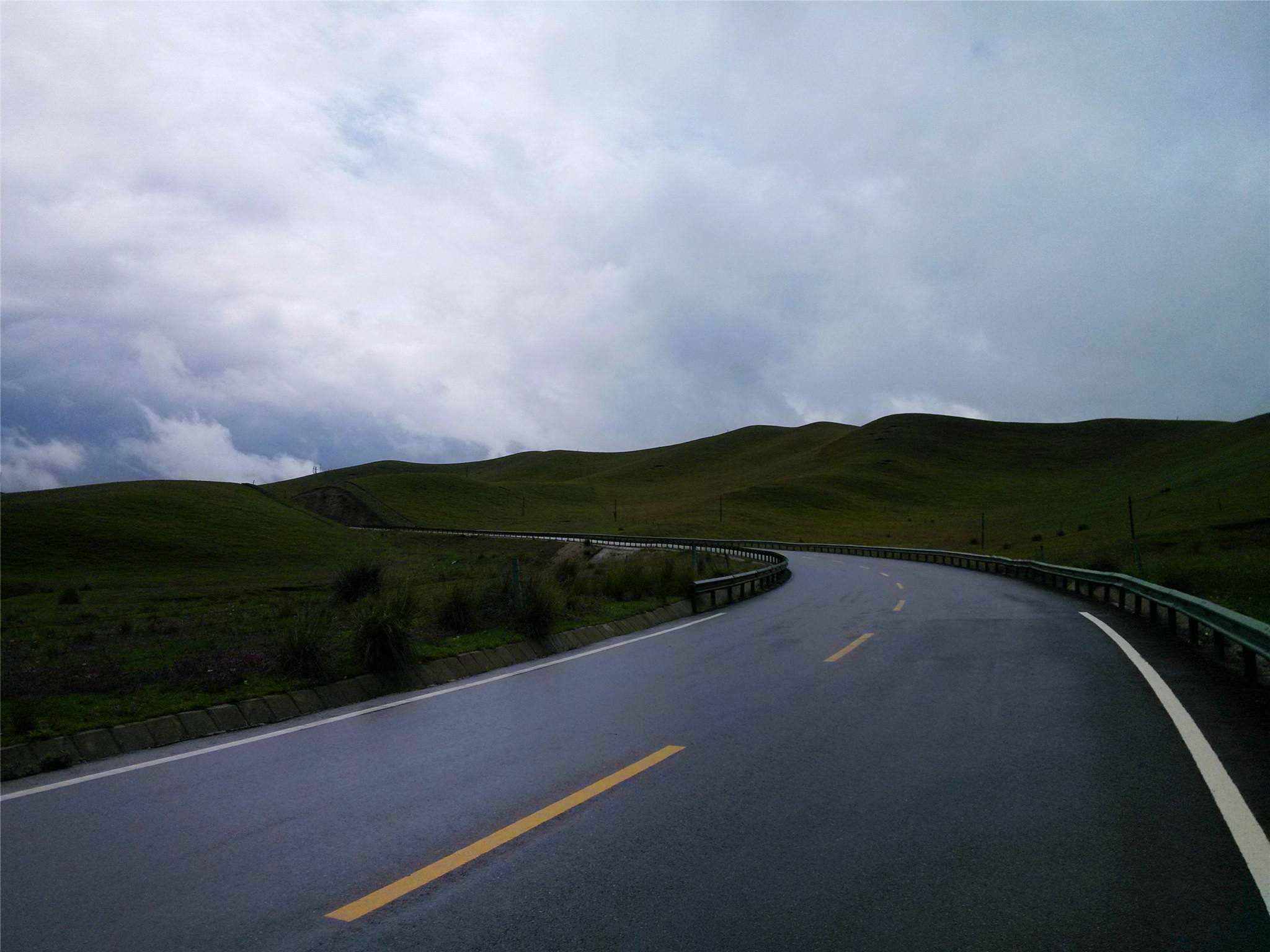 雨天高速公路雨滑现象怎么处理,下雨天车子水滑怎么回事