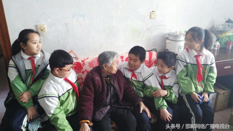 小学开展学雷锋日活动简讯,小学学雷锋志愿活动月倡议书