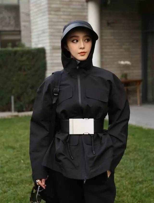 一位三岁的小美女带着叔叔参加时装周,潮爆了!范冰冰爱死她了!