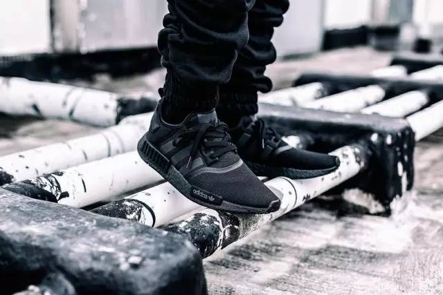 小白鞋就这样退出潮鞋竞技了？下一双潮爆街头的竟是它？