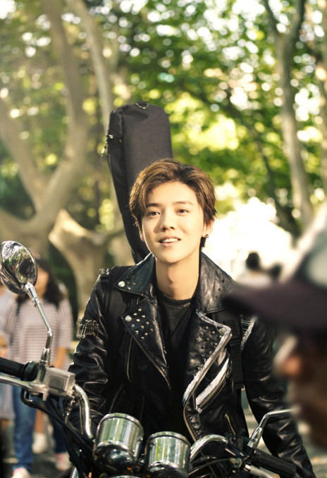 鹿晗骑摩托图片,鹿晗拍过的所有视频