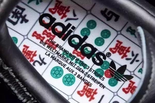 外国人把“酱油”穿在身桑,时尚界都流行用中文装逼啦!