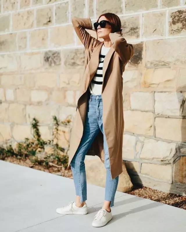 牛仔裤卷裤脚好看还是不卷好看,不剪裤脚的牛仔裤春夏新款