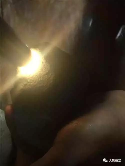 大白天宾馆拉着窗帘卖翡翠赌石，大熊买了块赌石小试牛刀竟完爆！