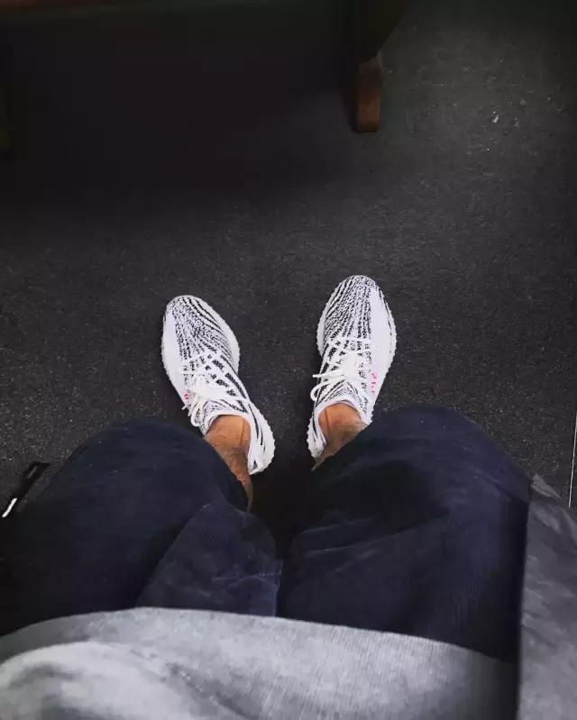 韩国明星上脚yeezy,yeezy白斑马