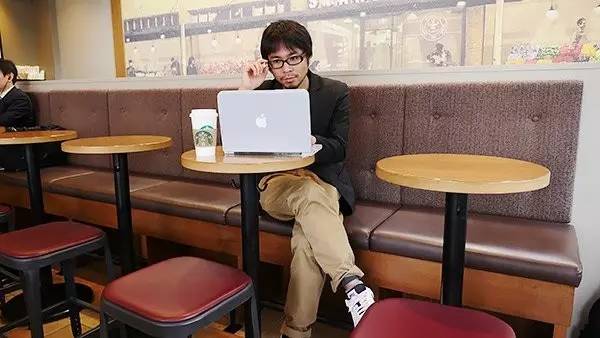 日本足球选手被星巴克雇去画画！笔下一杯470块的“樱花”拿铁竟能引来6万人围观……