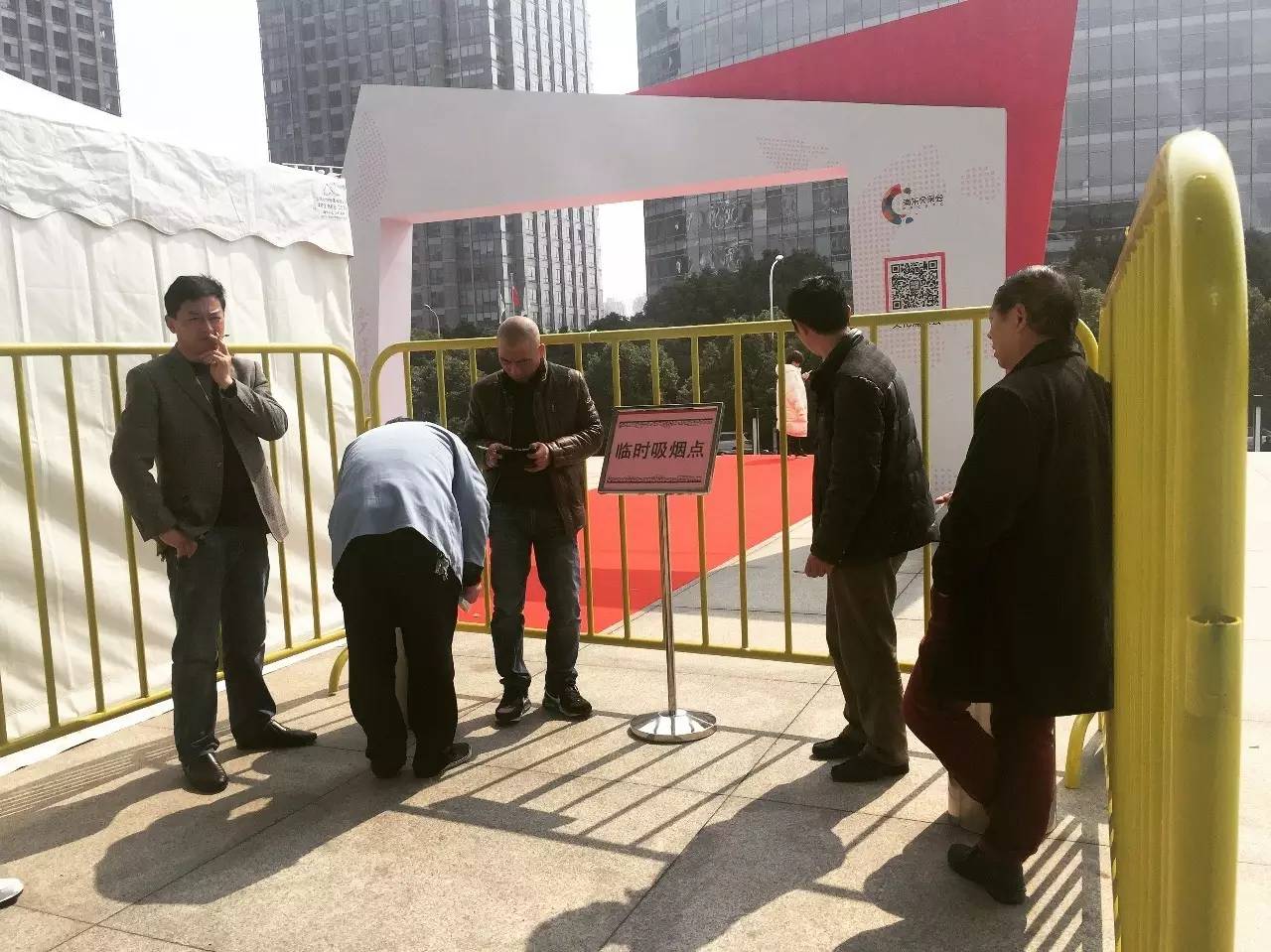 最严“控烟令”吓坏上海烟民！稀奇古怪的戒烟产品，要不都试试？