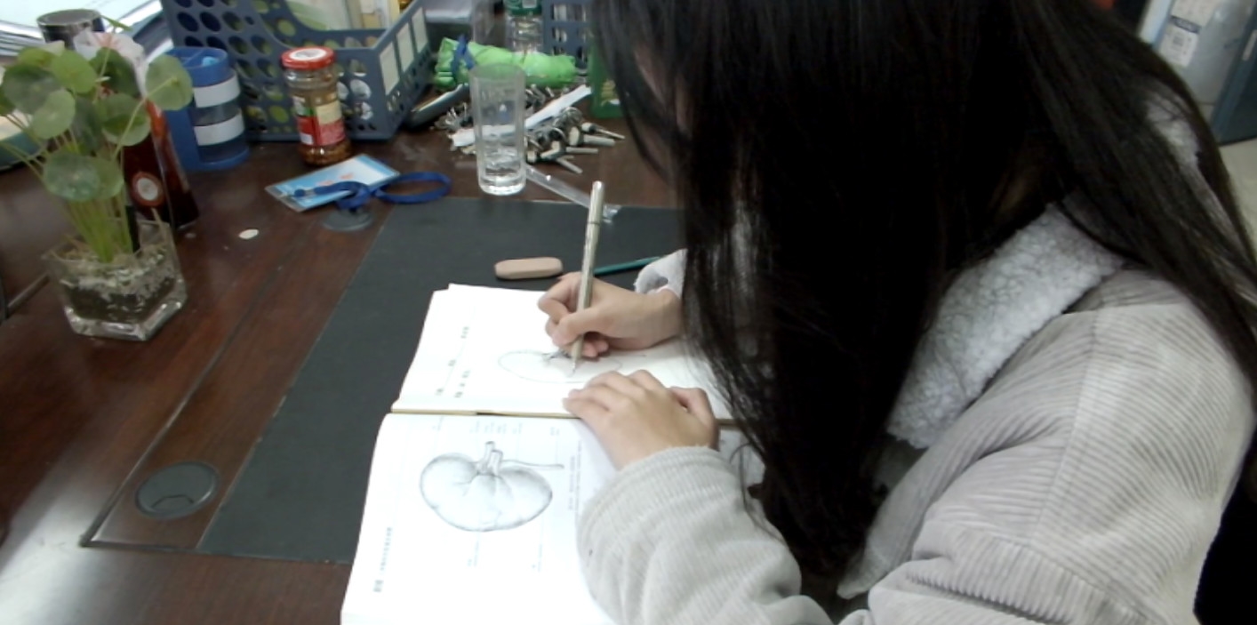 大学美女学霸手绘人体解剖图太逼真堪比印刷成为网红