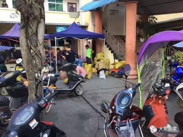 大白天宾馆拉着窗帘卖翡翠赌石，大熊买了块赌石小试牛刀竟完爆！