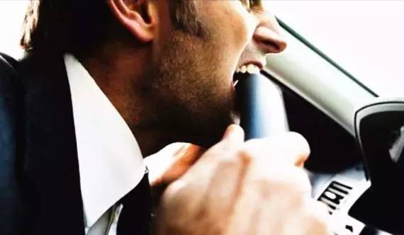 自动挡的车等红灯挂p挡还是n挡,自动挡车等红灯时应该挂什么挡