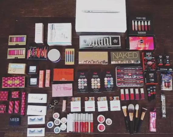 一个男的美妆博主化妆后超级美,男美妆博主化妆视频