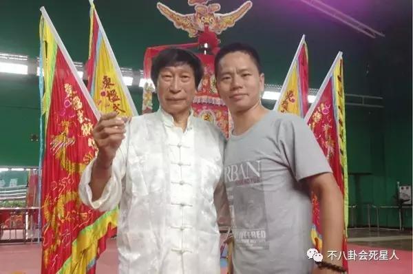 他成名于星爷《功夫》，父亲是黄飞鸿徒孙，如今功夫在世界排前列