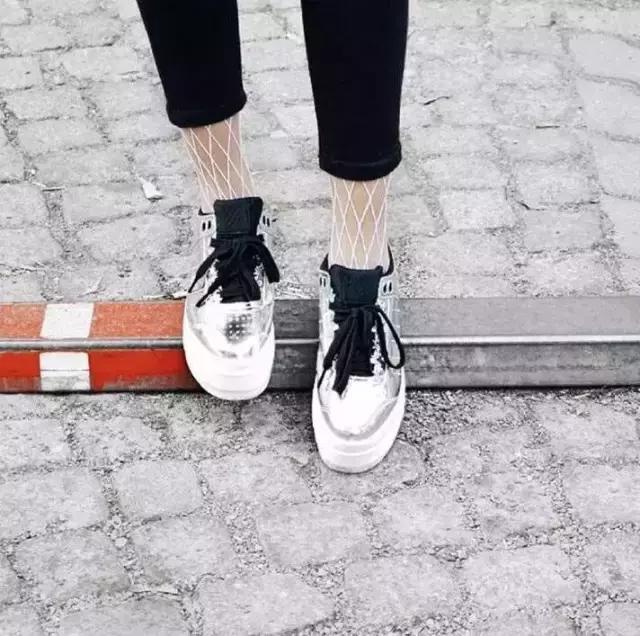 妈妈说穿渔网袜的都是坏女孩