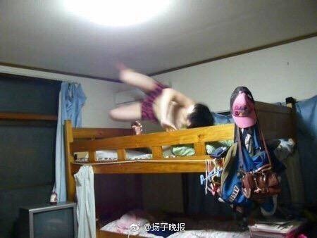 广场舞大妈跳舞把音响给砸了,大妈跳广场舞扰民音响被秀砸